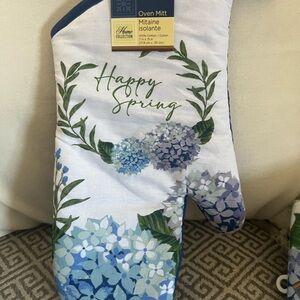 New Home Collection Oven Mitt Floral & White, Blue, Lavender.